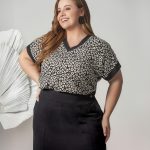 BLUSA ESTAMPADA COM ABERTURA LATERAL