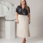 BLUSA POLO ESTAMPADA - SAIA MIDI EM LINHO