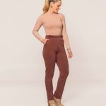 BLUSA CANELADA COM GOLA - CALÇA ROMA COM PREGAS NO CÓS